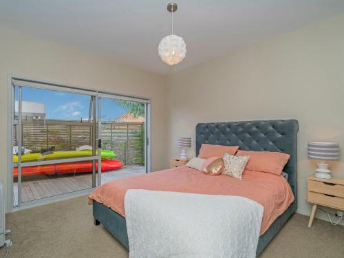 Sanctuary By The Water - Matarangi Holiday Home