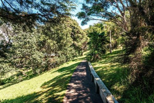 Crosstrees Chalet - Seaviews - Waiheke Island Holiday Unit
