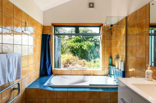 Crosstrees Chalet - Seaviews - Waiheke Island Holiday Unit