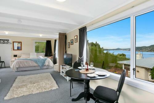Macbay Retreat - Macandrew Bay Holiday Home