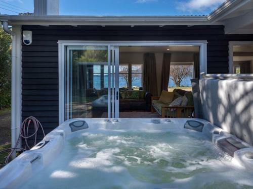 Tarawera Lakefront - Lake Tarawera Holiday Home