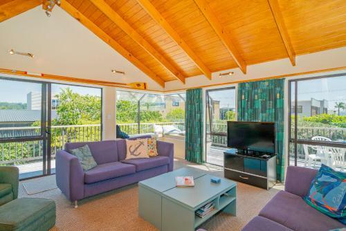 Coastal Quarters - Cooks Beach Holiday Home