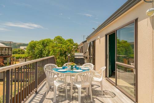 Coastal Quarters - Cooks Beach Holiday Home