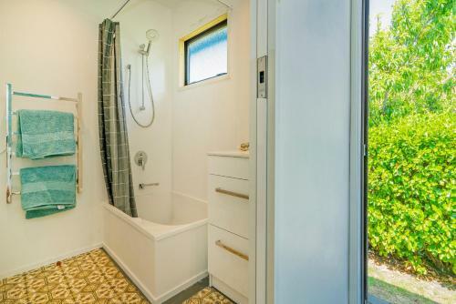 Bay Coast Happy Place - Cooks Beach Holiday Home