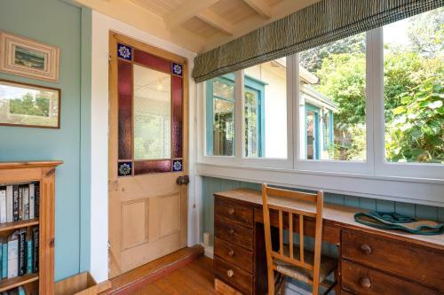 Birdsong Cottage - Rocky Bay Holiday Home