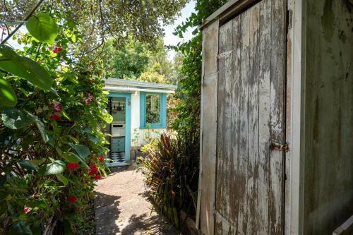 Birdsong Cottage - Rocky Bay Holiday Home
