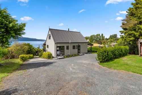 Splendour On Spencer - Lake Tarawera Holiday Home