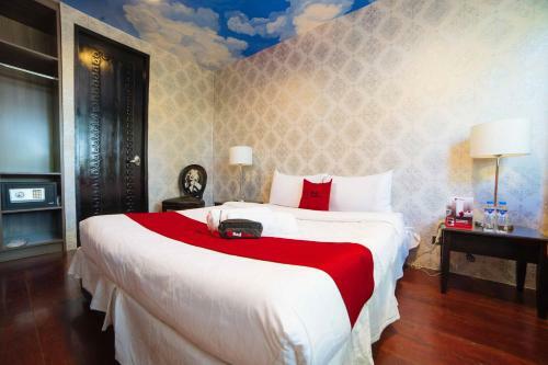 Hotel Reddoorz Plus @ Aguirre Ave Bf Homes