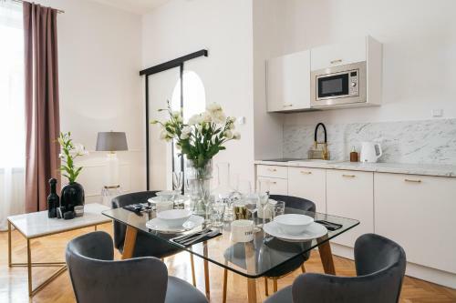 Luna Apartment By Loft Affair