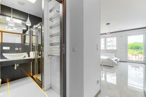 Good Day Apartments- Private Parking Now Town