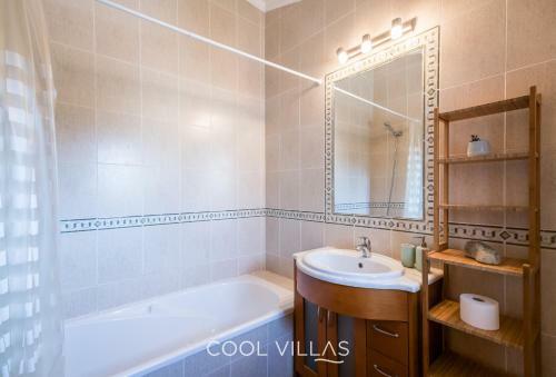 Villa Lorenzo - Walking Distance To Beach