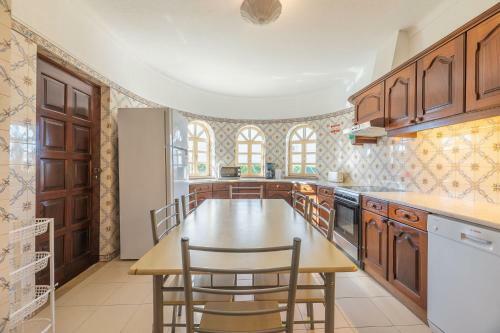 Charming 4-bed Villa In Albufeira 800m To Beach