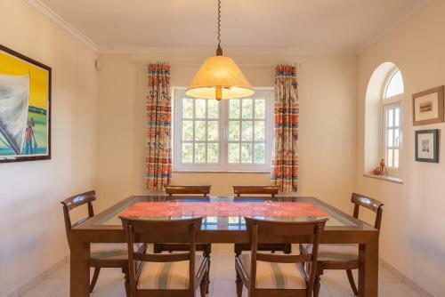 3-bed Villa In Albufeira 10 Min Drive To The Beach