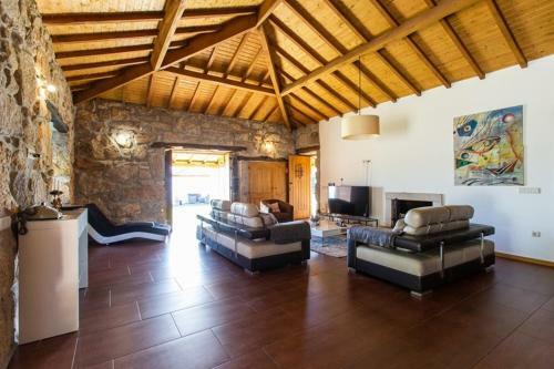 Luxury Spacious Farmhouse With Great Land Viewa