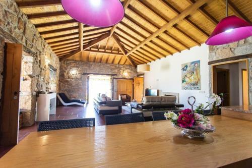 Luxury Spacious Farmhouse With Great Land Viewa