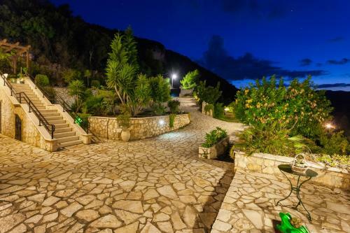 Villa Akros And Suites