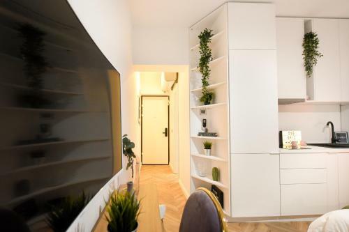 Apartamento Cream. Old Town Studio With Balcony & Netflix