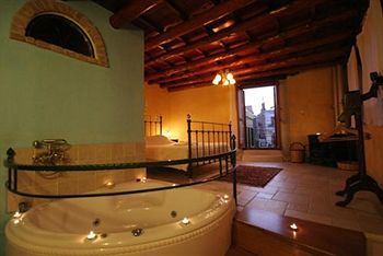 Hostal Ifigenia Luxury Suites