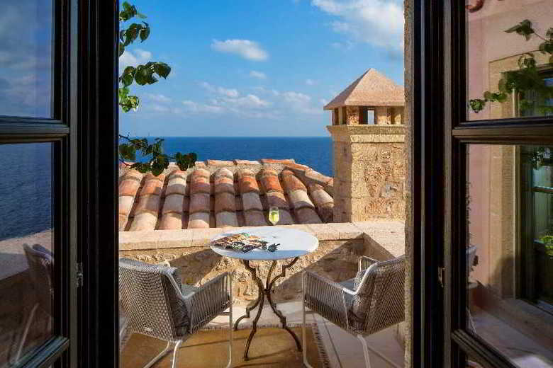 Hotel Moni Emvasis Luxury Suites