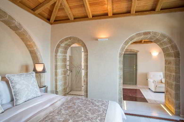 Hotel Moni Emvasis Luxury Suites