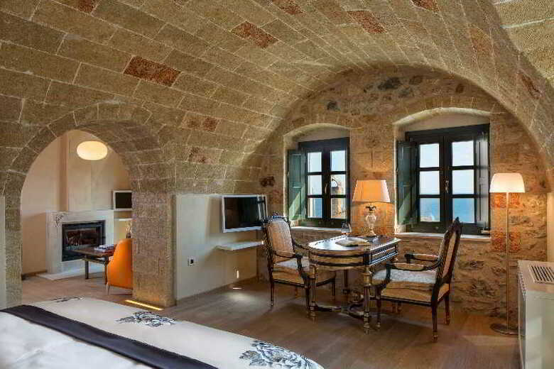 Hotel Moni Emvasis Luxury Suites