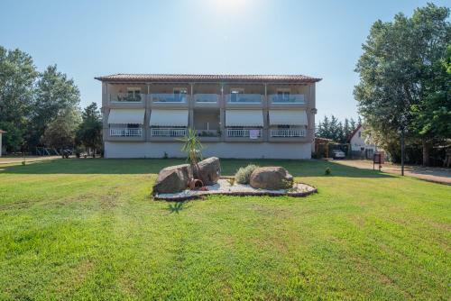 Camping Linaraki Apartments & Bungalows