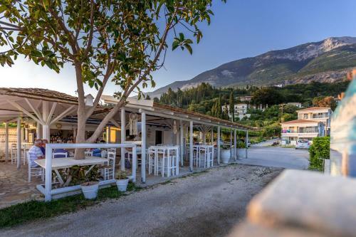 Thomatos Apartments Lourdas Beach