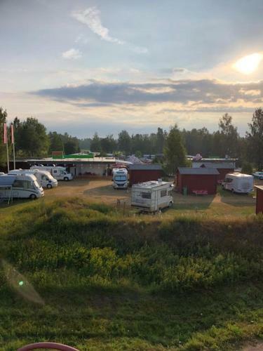 Fyra H�star St�llplats Husbilar