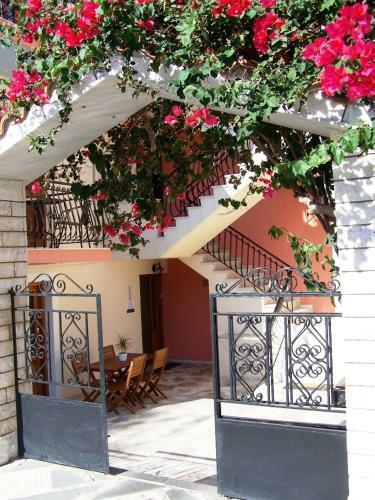 Alexatos Studios & Apartments
