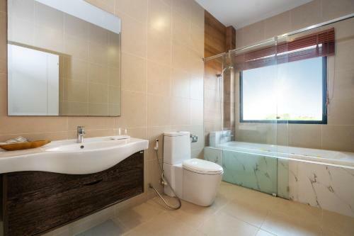 Hotel The Thames Pool Access Resort & Villa