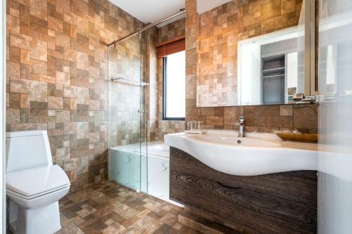 Hotel The Thames Pool Access Resort & Villa