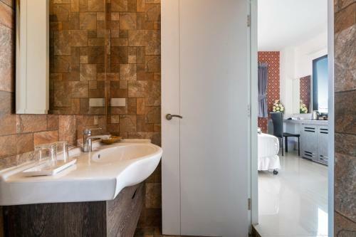 Hotel The Thames Pool Access Resort & Villa
