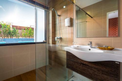 Hotel The Thames Pool Access Resort & Villa