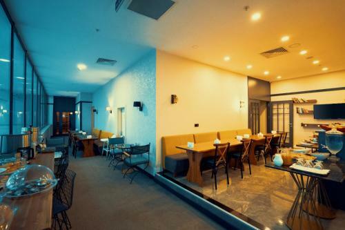 Roof 264 Hotel & Suites