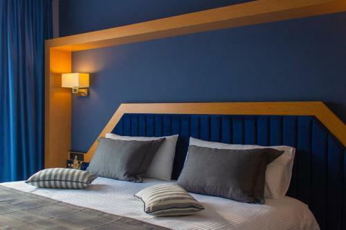 Roof 264 Hotel & Suites