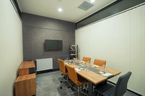 Roof 264 Hotel & Suites