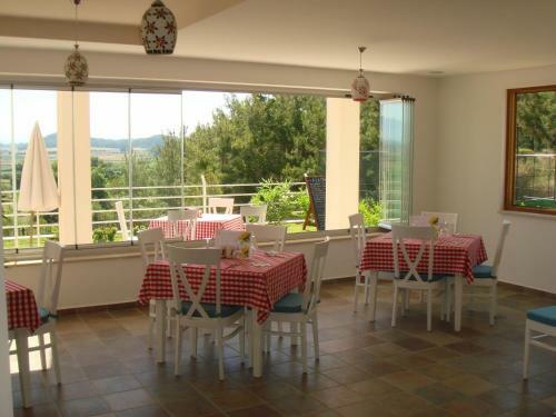 Beautiful Bright 3 Bed Home In Popular Sought After Private Gated Community