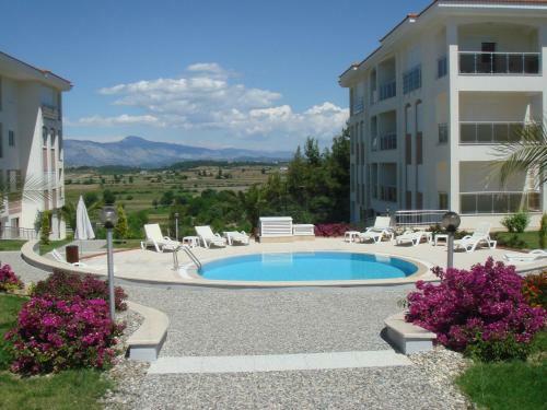 Beautiful Bright 3 Bed Home In Popular Sought After Private Gated Community
