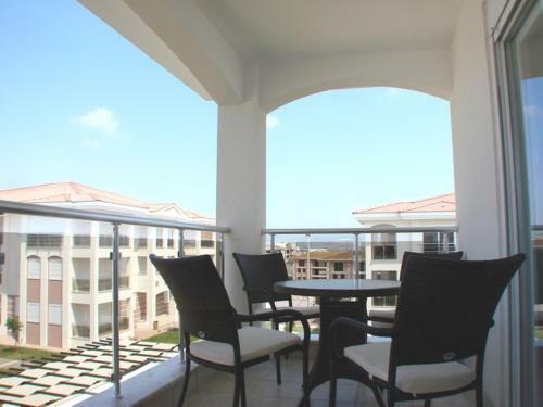 Beautiful Bright 3 Bed Home In Popular Sought After Private Gated Community