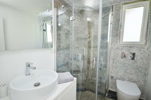 Bitez Villa Sleeps 8 Pool Air Con Wifi