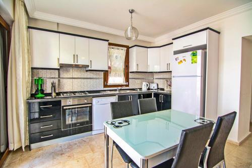 Aquamarine Apartments A1