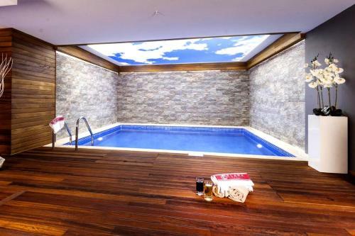 Majura Hotel Business