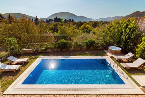 Keciler Villa Sleeps 6 With Pool Air Con And Wifi