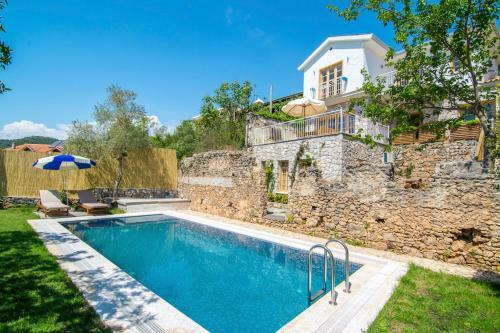 Keciler Villa Sleeps 6 With Pool Air Con And Wifi