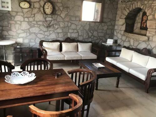 Villa Stone Houses