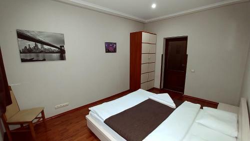 Apartamento Three Bedroom. 54 Khreshchatyk St. Centre Of Kiev