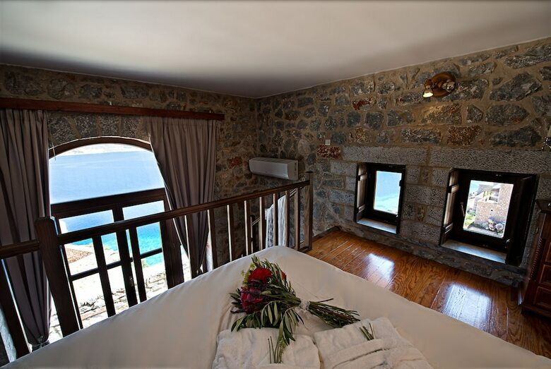 Hotel Limeni Village
