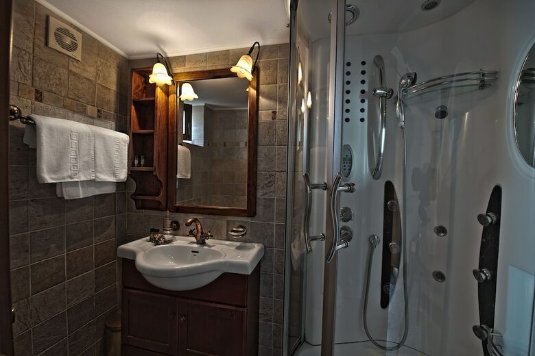 Hotel Limeni Village