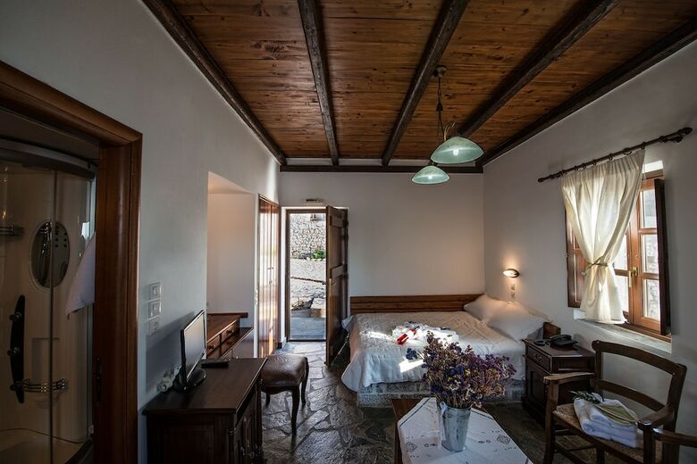 Hotel Limeni Village