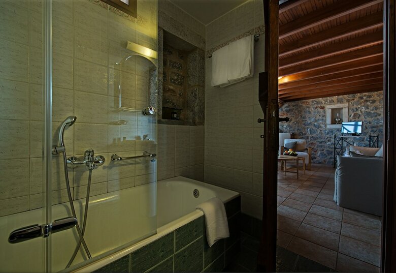 Hotel Limeni Village